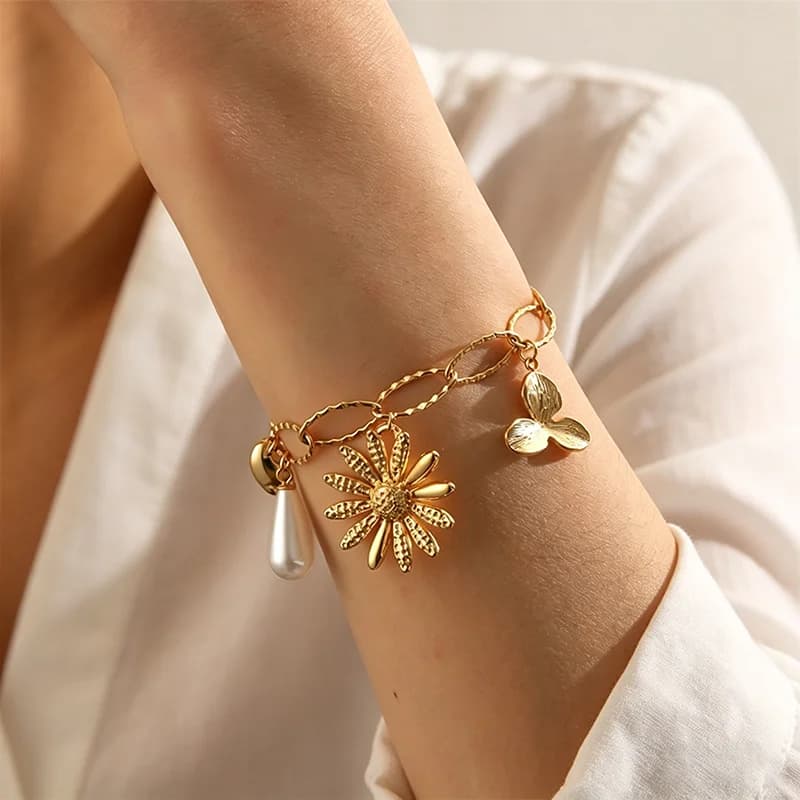 สร้อยข้อมือฮาร์ริงโบน จี้ดอกไม้และไข่มุก ชุบทอง 18K