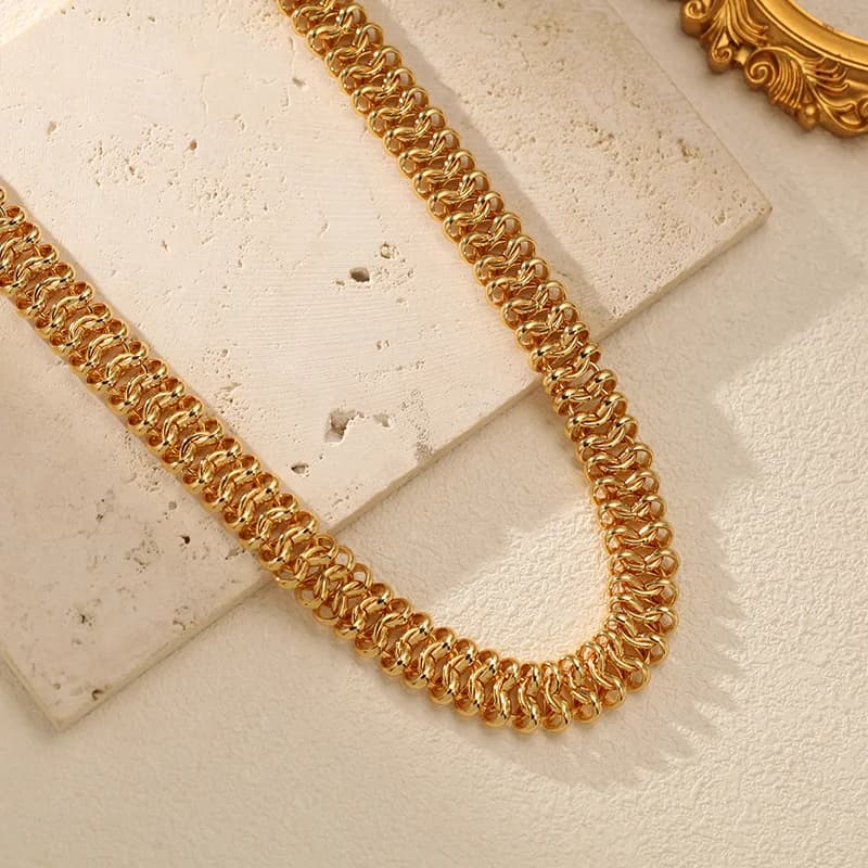 สร้อยคอ Statement Collar ชุบ PVD ทองคำขาว 18K ลายเท็กซ์เจอร์
