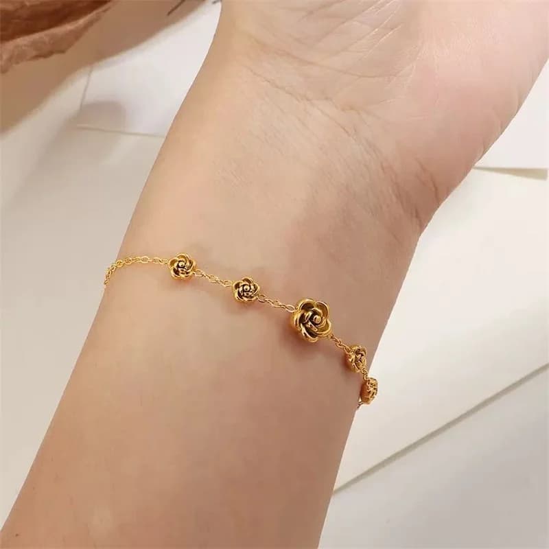 สร้อยข้อมือสเตนเลสสตีล 316L สีทอง จี้ดอกไม้ หัวใจ และผีเสื้อ