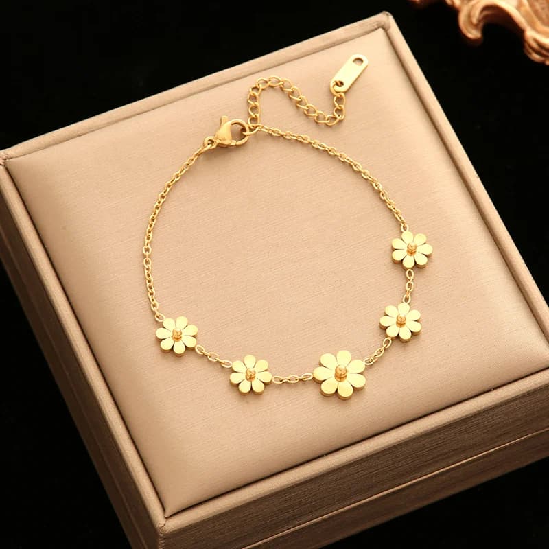 สร้อยข้อมือชาร์มกลีบดอกไม้ สีทอง