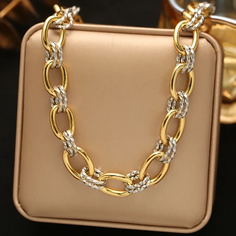 สร้อยคอ Statement Collar ชุบ PVD ทองคำขาว 18K ลายเท็กซ์เจอร์