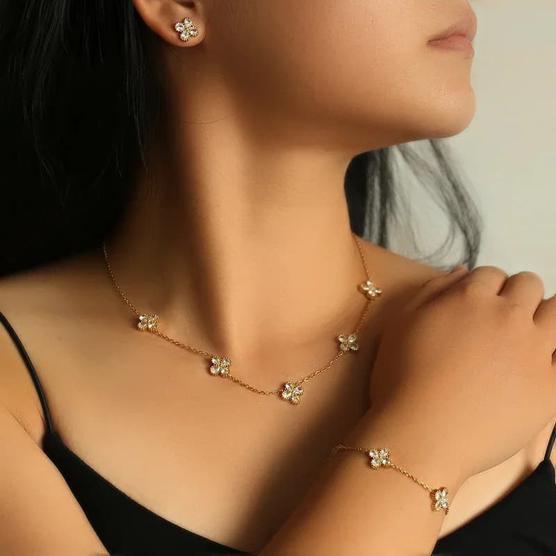 ชุดเครื่องประดับดอกไม้ Cubic Zirconia สีขาว, สร้อยคอและต่างหู